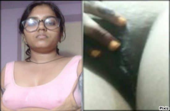 Desi Girl Showing Boobs And Wet Pussy